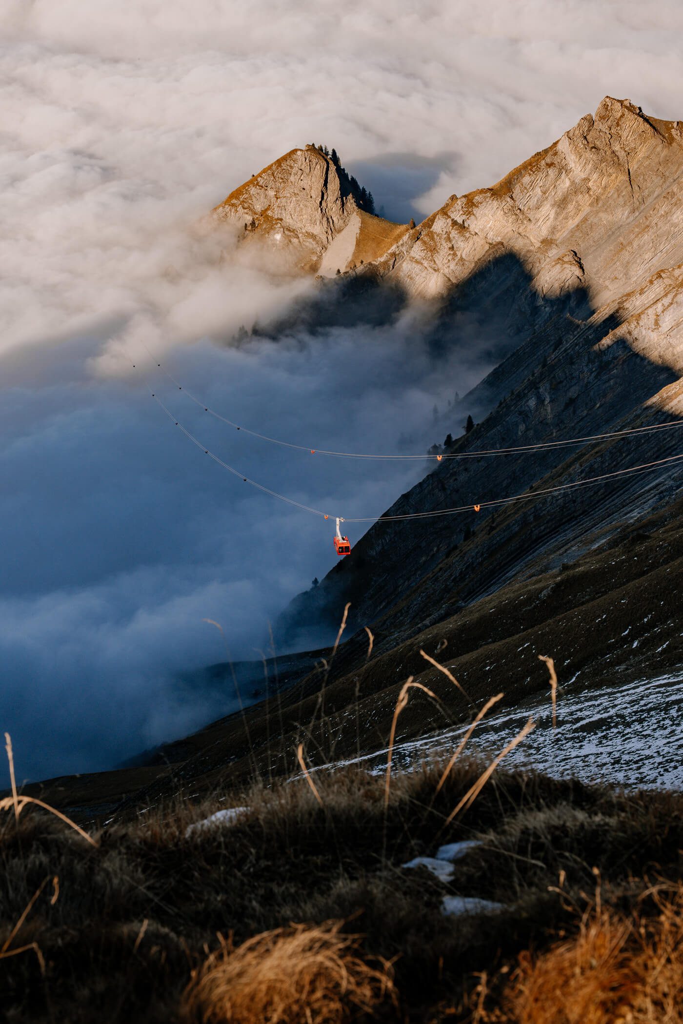 2025-10-14-Sörenberg-Brinezer-Rothorn471 Gondel Sörenbergbahn über dem Nebelmeer