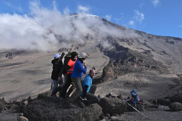 Kilimanjaro Gruppe mit Blick auf den Gipfel