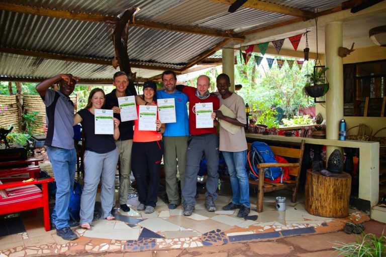 Nach der Kilimanjaro Besteigung, entgegennehmen der Urkunden