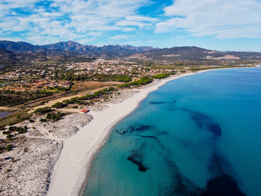 Blick auf die Küste Sardiniens
