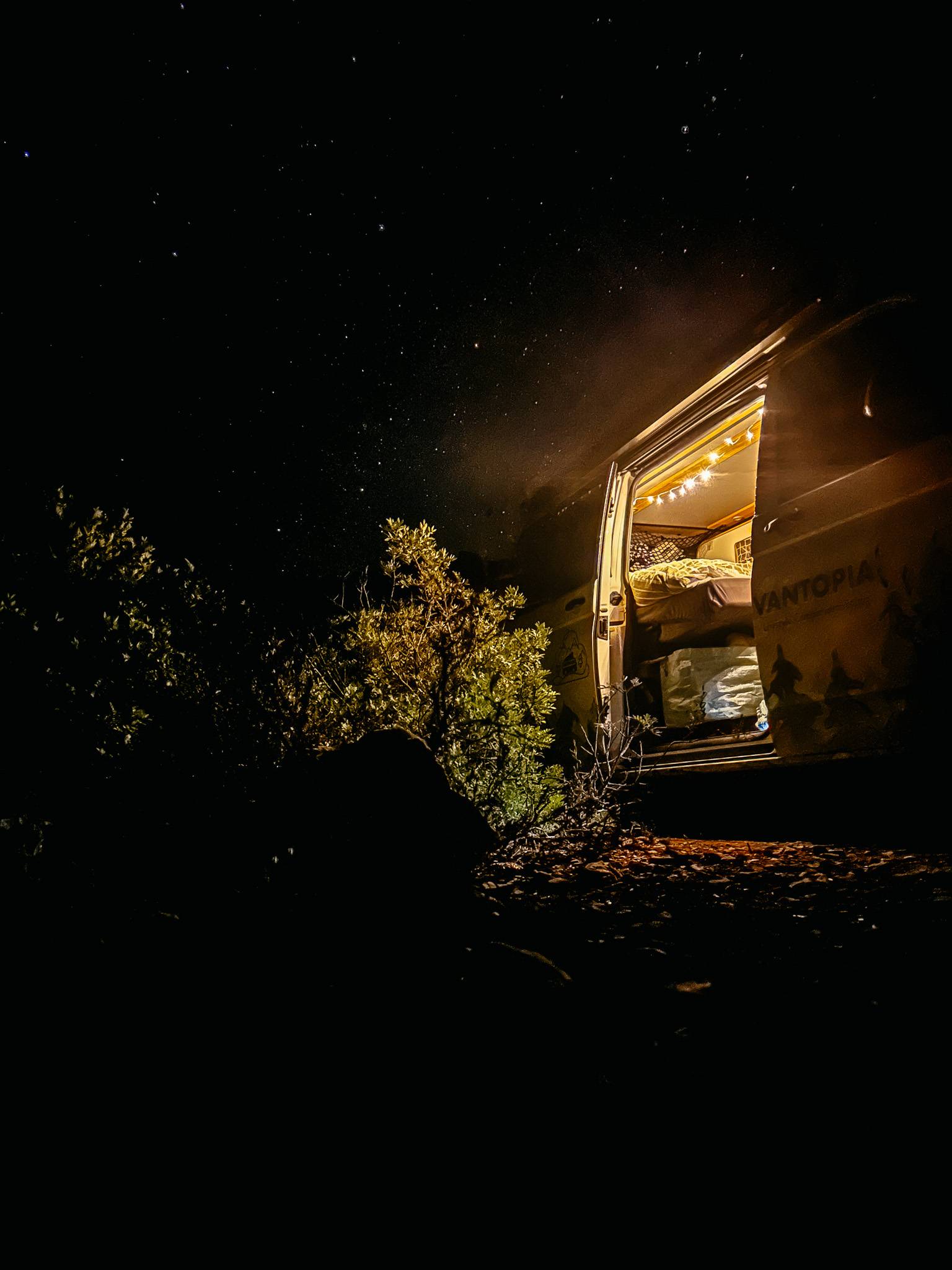 Sternenhimmel mit Blick in Camper