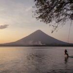 Schaukel über dem Nicaragua See mit Blick auf den Vulkan