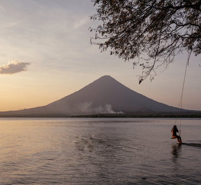 Schaukel über dem Nicaragua See mit Blick auf den Vulkan