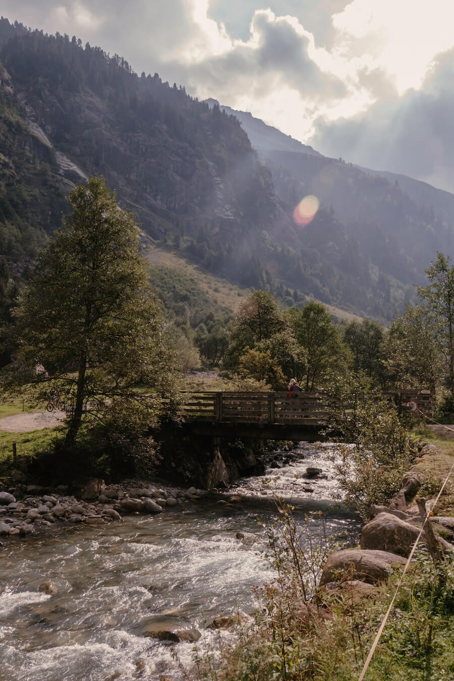 Begleitet vom Floitenbach geht es immer tiefer ins Tal hinein.