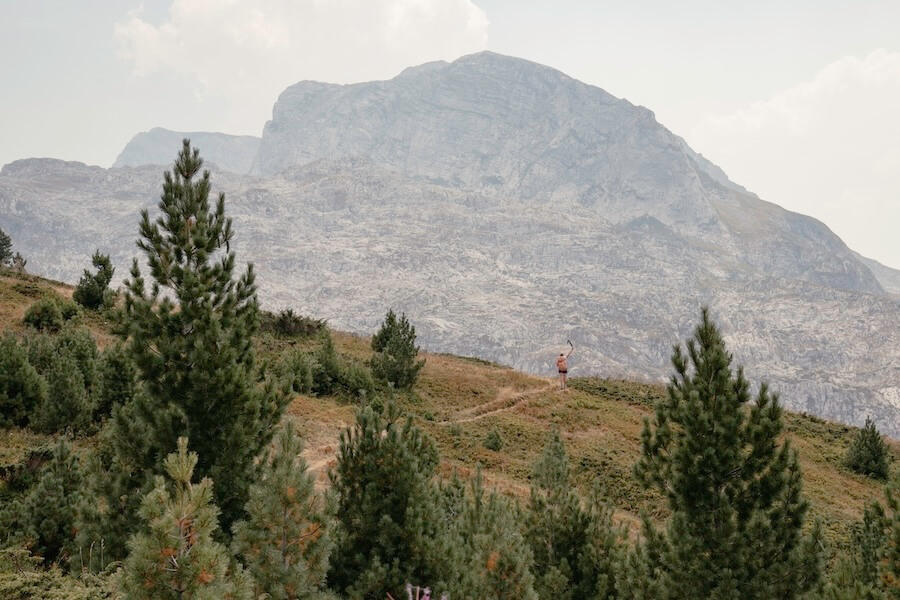 Vor einem großen Berg