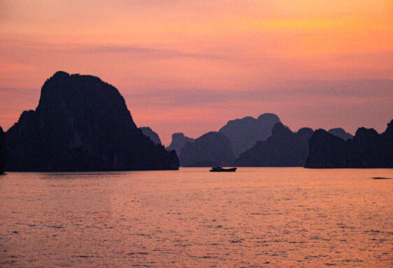 Sonnenuntergang in der Halong Bucht