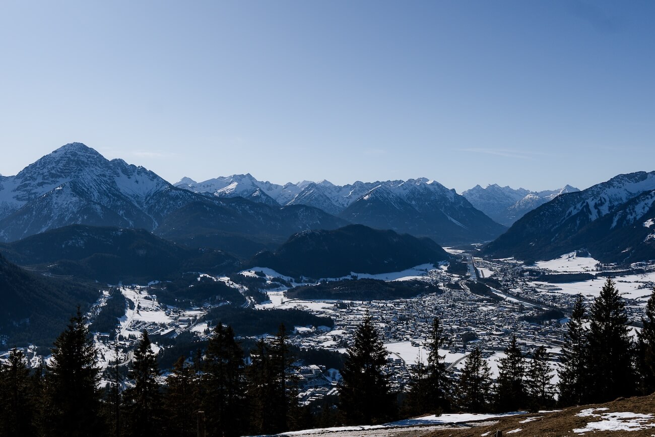 Blick von der Dürrenberger Alm auf Reutte im Winter