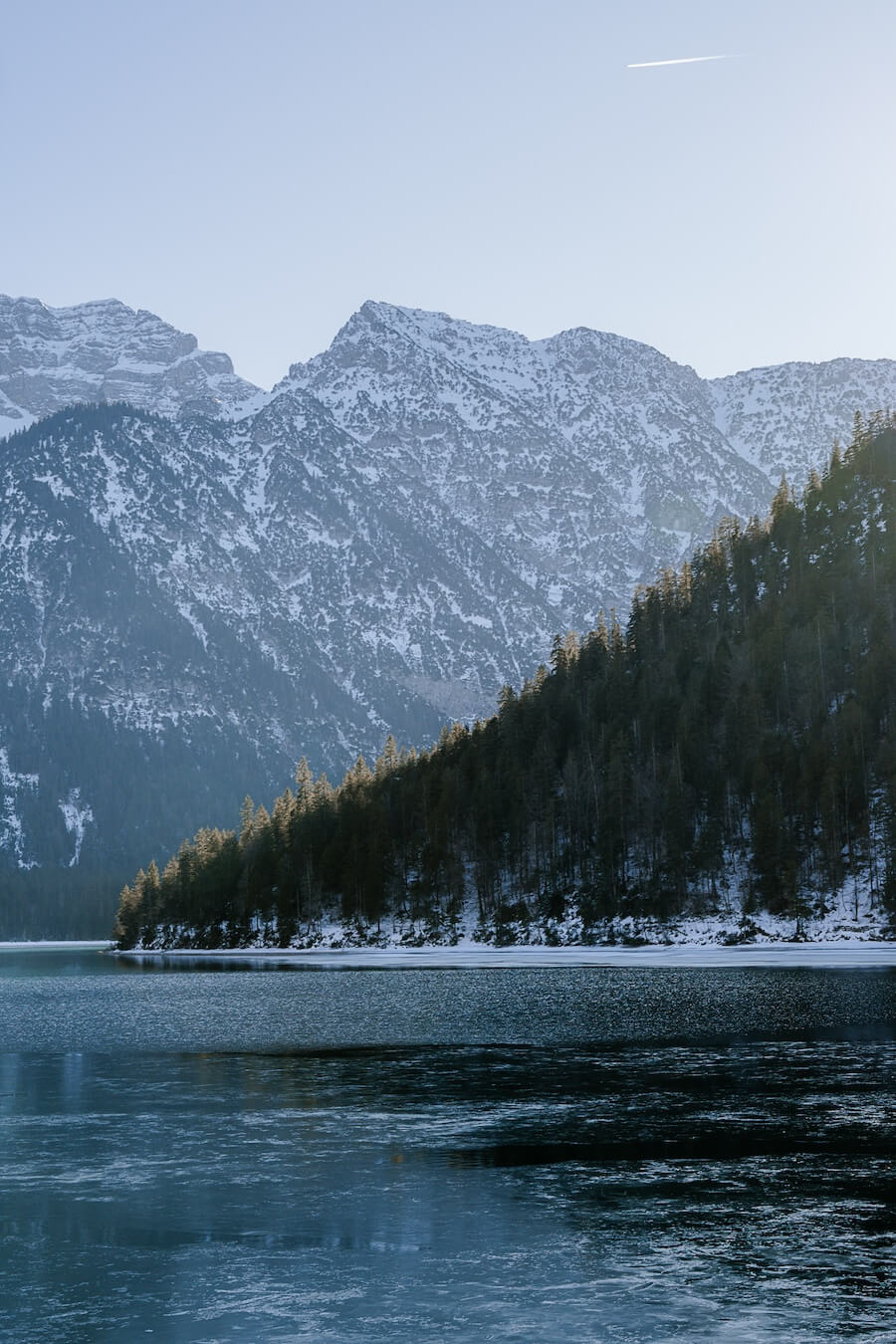 Blick am Plansee auf die schneebedeckten Gipfel