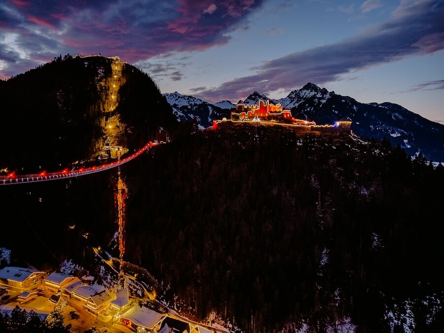 Blick auf die beleuchtete Highline 179 und Burg Ehrenberg