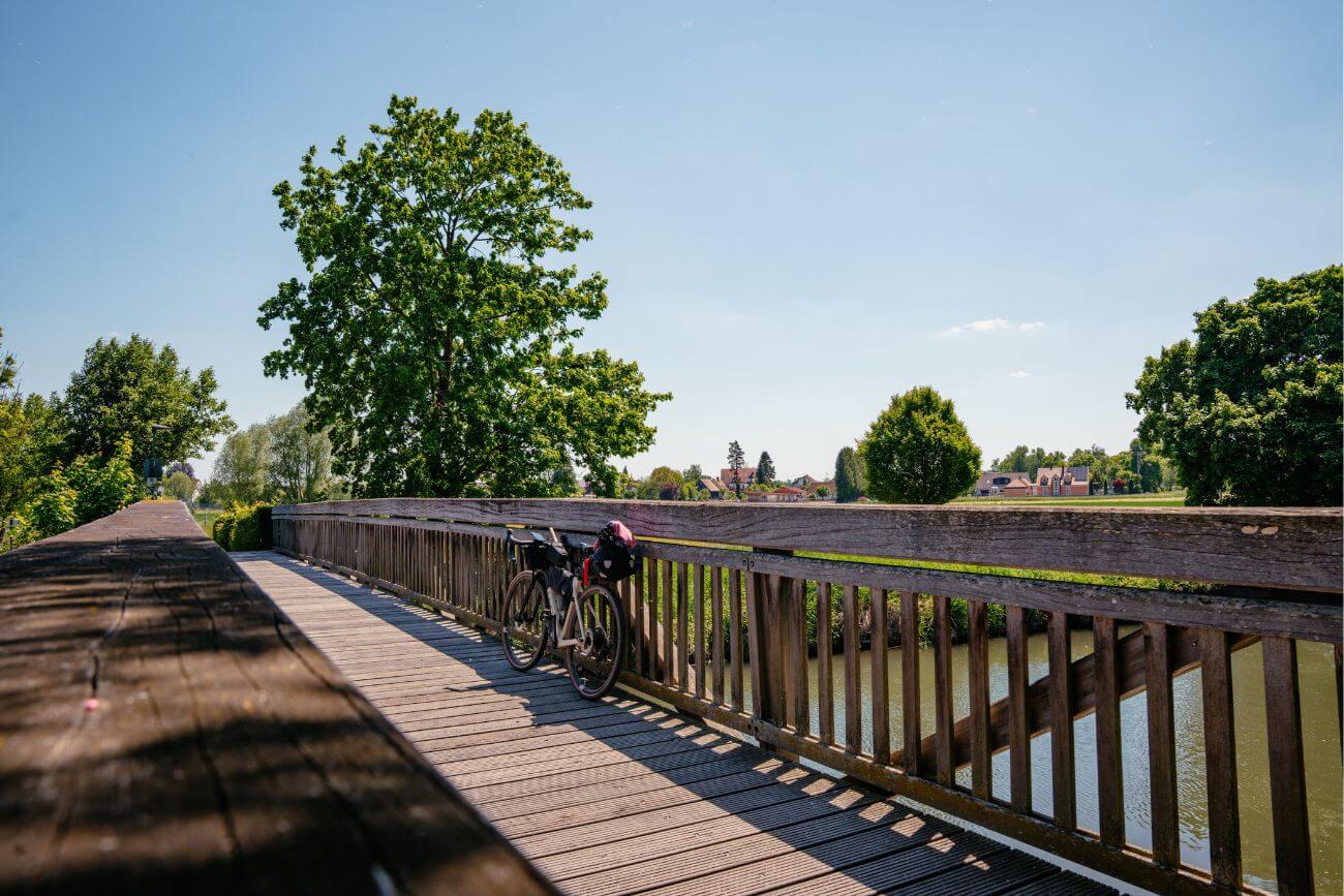 Radtour – Fahrrad auf Brücke im Dillinger Land Fahrrad auf Brücke über Fluss beim Sieben Kapellen Radweg im Dillinger Land