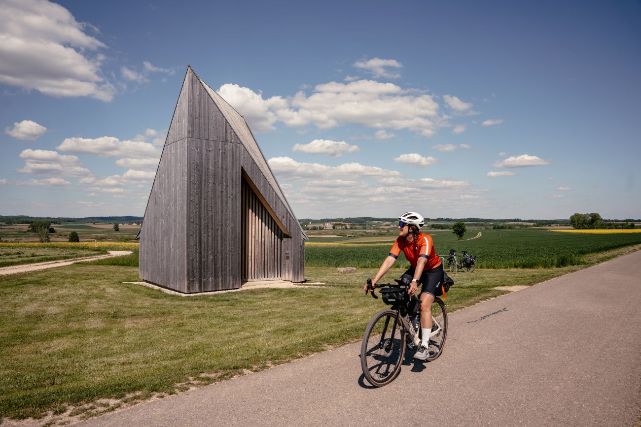 Dillinger-Land-Radfahren-Sieben-Kapellen-Radweg Die Kapelle von Frank Lattke mitten im Feld
