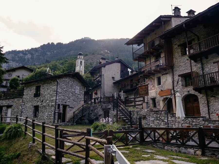 2025-06-16-Maira-Etappe2-Mt-Gardetta156 Große Städte gibt es hier keine, dafür viel authentische Tradition.