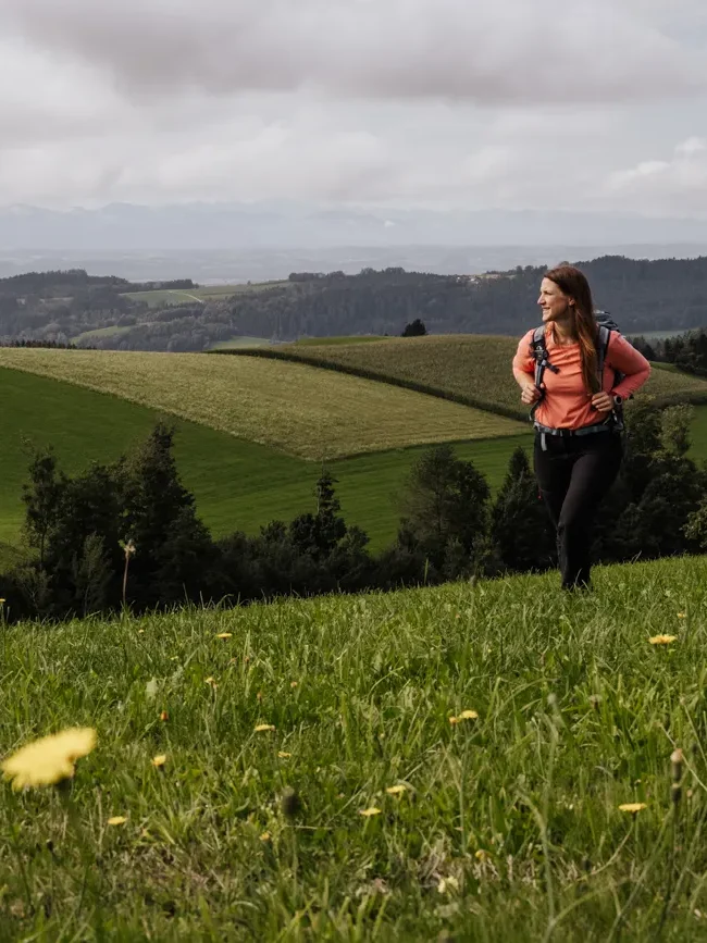 Wandern zwischen sanften Hügeln und tiefen Schluchten