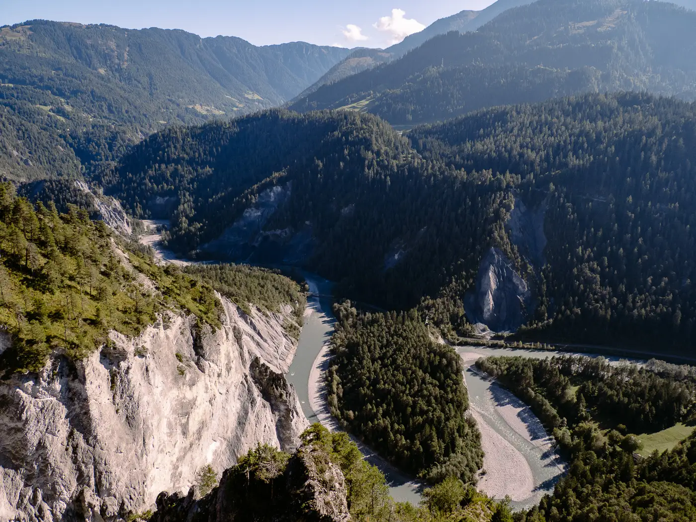 2025-09-29-Chaumasee-Cestasee-Rheinschlucht203 Blick in die beeindruckende Rheinschlucht bei Flims von oben