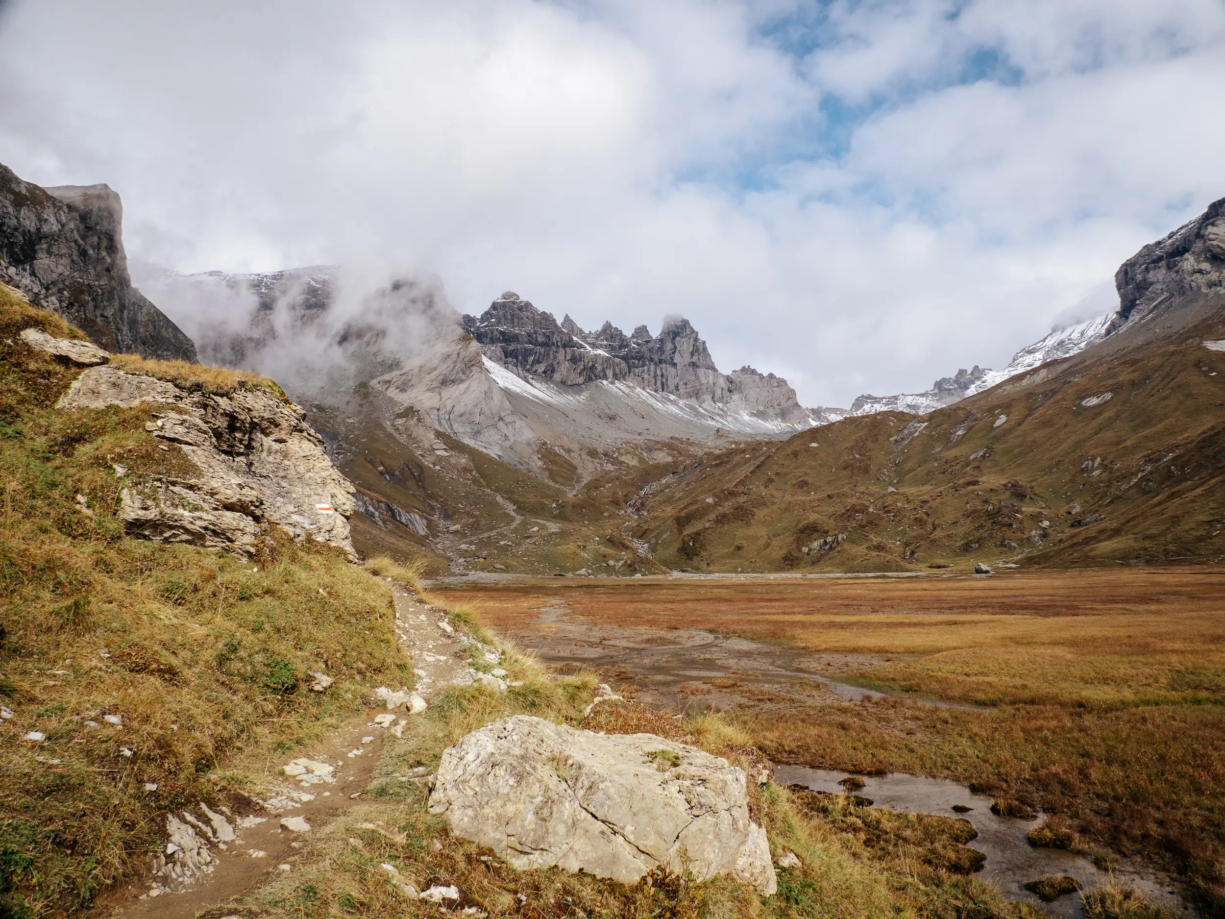 2025-09-29-Trutg-dil-Flem54 Blick über den unteren Segnesboden zu den Tschingelhörnern.