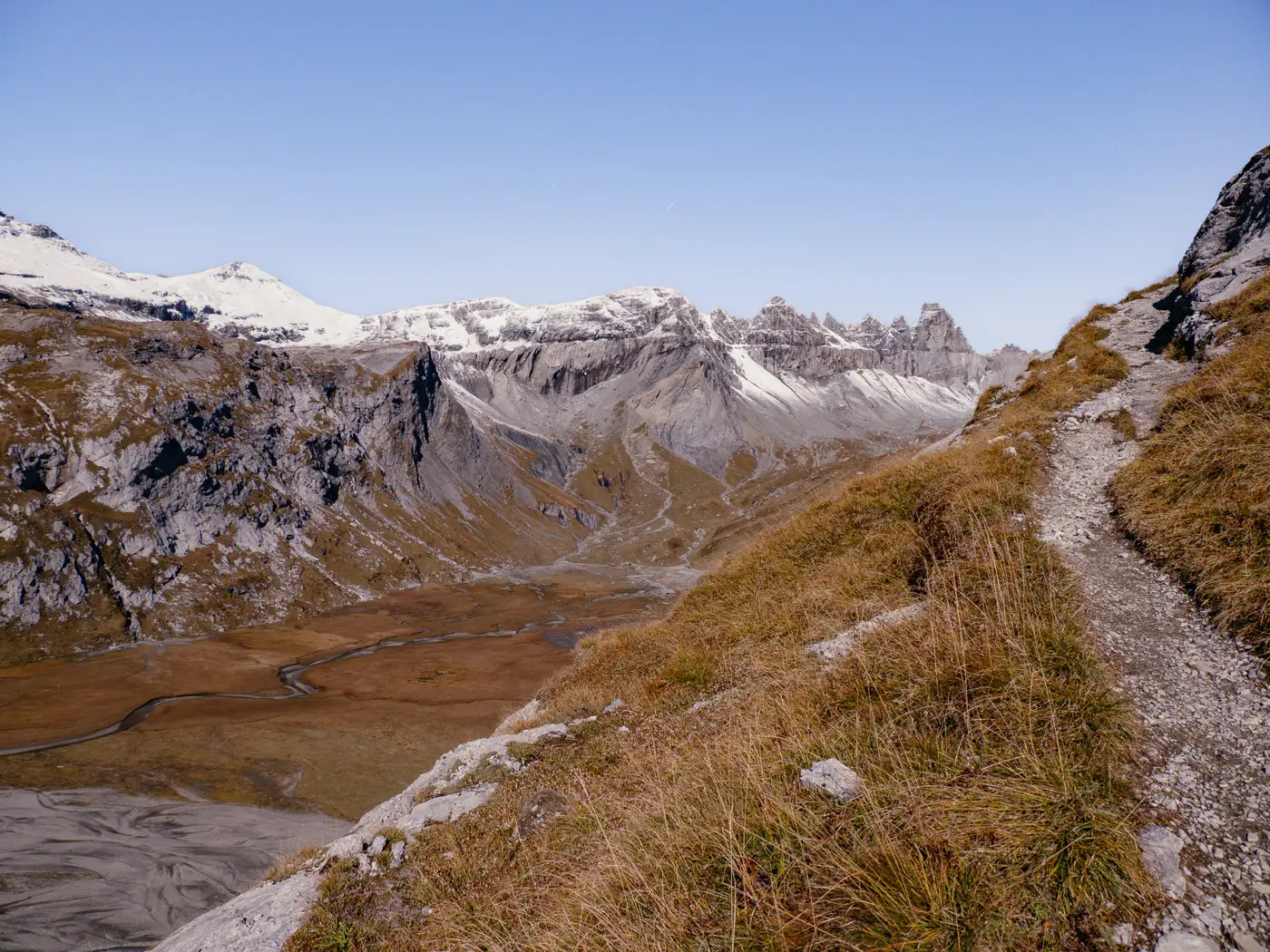 2025-10-02-Segnesböden149 Wanderaufstieg mit Blick auf die Tschingelhörner