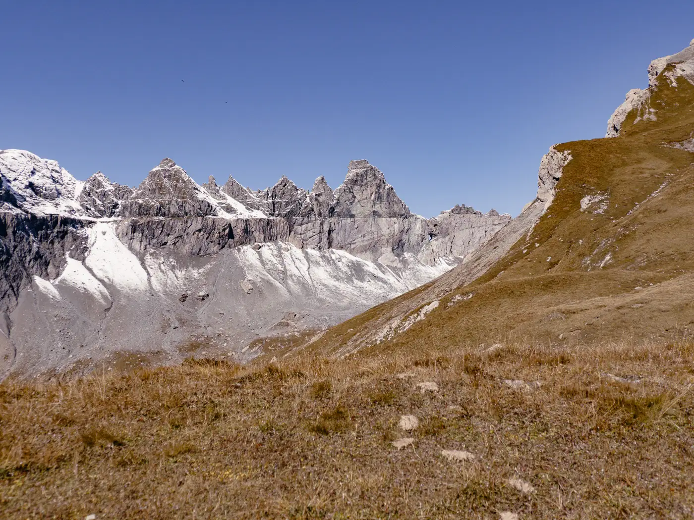 2025-10-02-Segnesböden77 Die Tschingelhörner mit dem Martinsloch